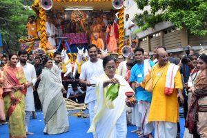 রথের রশিতে টান দিয়ে সম্প্রীতির বার্তা মমতা-নুসরতের