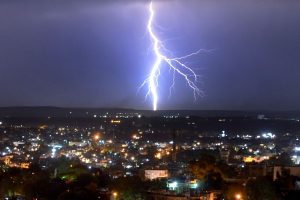 বজ্র-বিদ্যুৎ ও প্রবল বৃষ্টিতে নাজেহাল শহর