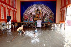 পুজোতেও বৃষ্টির সম্ভাবনা, বন্যার আশঙ্কায় নবান্নে মনিটরিং কমিটি