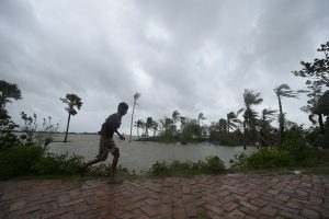 ঘরে থাকুন, আম্ফানে সতর্কবার্তা মমতার