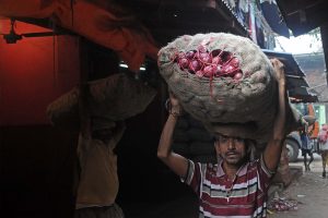 ভারতীয় পেঁয়াজ ঢুকতেই দাম কমে গেল