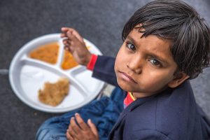 স্কুলে আহারের সামগ্রী বিতরণে অভিযােগ