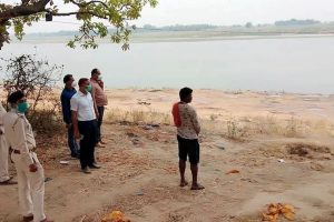 প্রকাশ্যে কয়েকশাে কবর, নতুন করে বালি চাপা দেওয়া হল 