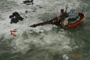 উদ্ধারকাজ চালানাের আর্জি ডুবে যাওয়া বার্জে থাকা ইঞ্জিনিয়রের স্ত্রীর 