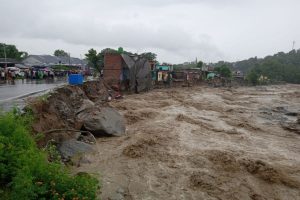 হড়পা বানে বিপর্যস্ত ধর্মশালা, জলের তােড়ে ভেসে গেল গাড়ি