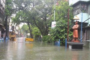 টানা বর্ষণে ভাসছে কলকাতা কাটছে না দুর্যোগ, আজ আরও বৃষ্টির পূর্বাভাস