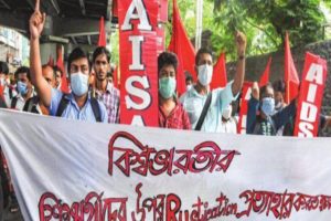 স্বাভাবিক হচ্ছে কেন্দ্রীয় দফতরের কাজকর্ম, হাইকোর্টের নির্দেশে বিশ্বভারতীর উপাচার্যের আবাসনের গেটের তালা ভেঙে দিলো পুলিশ