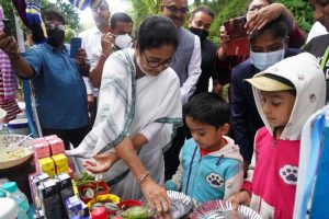 পাহাড়ের মন জয় করলেন ‘ঘরের মেয়ে’ মমতা, নিজে হাতে ফুচকা বানিয়ে খাওয়ালেন বাচ্চাদের