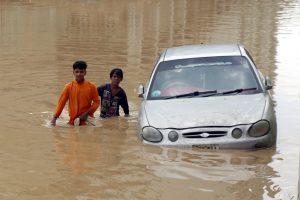 বানভাসি পাকিস্তানে ৪৮ ঘণ্টায় প্রাণ গেল অন্তত ৭০ জনের