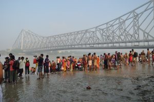 পিতৃপুরুষদের আত্মার শান্তির জন্যই   মহালয়ার ভোরে তর্পণ