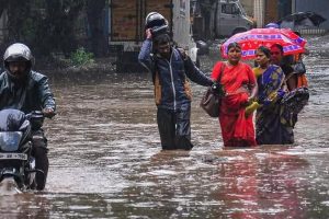 রেকর্ড বৃষ্টিতে বন্ধ মুম্বইয়ের লাইফলাইন