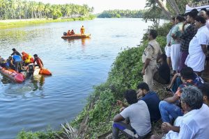 গুজরাতের নৌকাডুবিতে মৃতের সংখ্যা বেড়ে ১৭, প্রশ্নের মুখে স্কুল