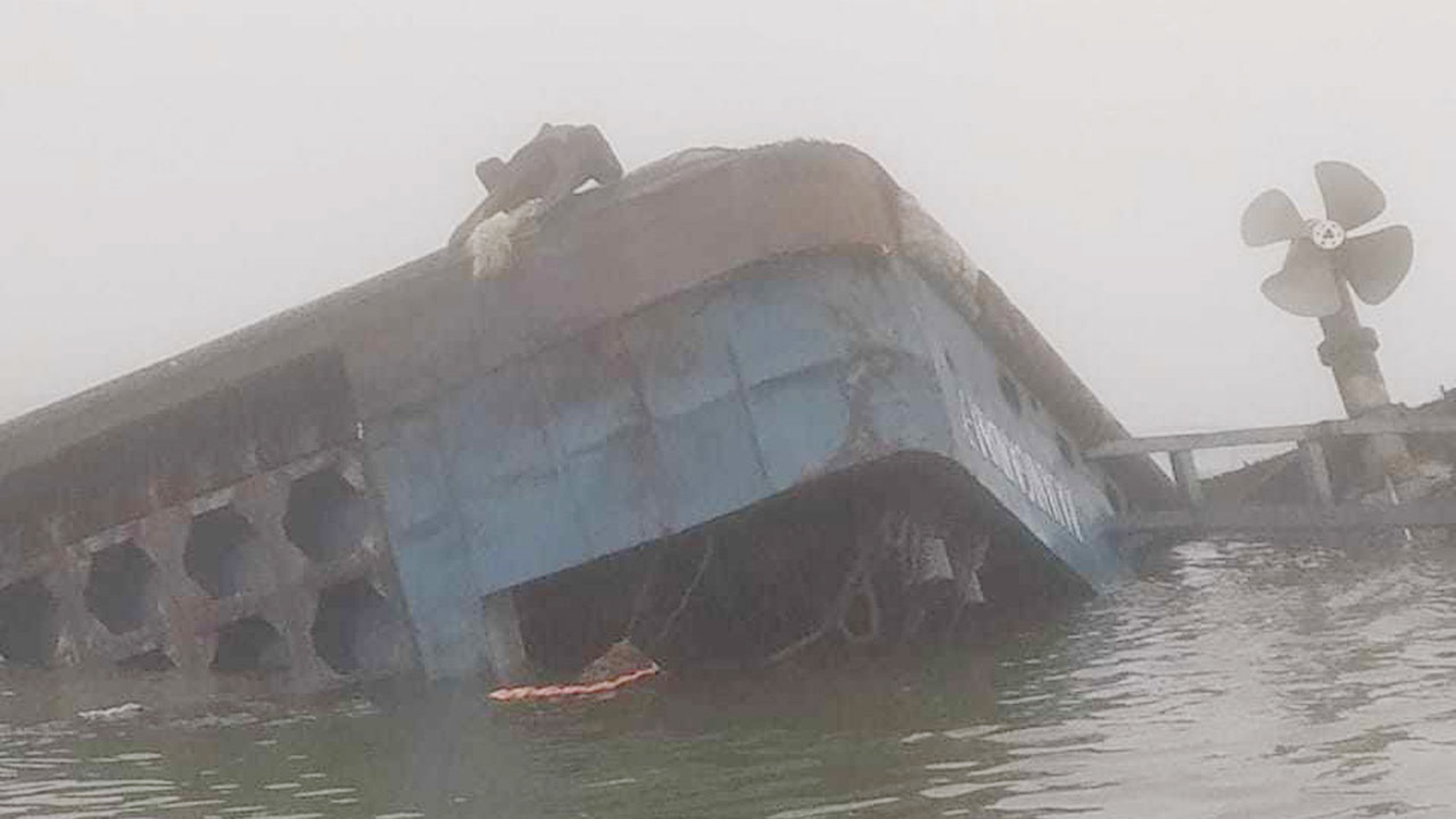 ঘন কুয়াশায় ৯টি ট্রাক ও বহু মানুষ নিয়ে পদ্মার গভীরে রজনীগন্ধা