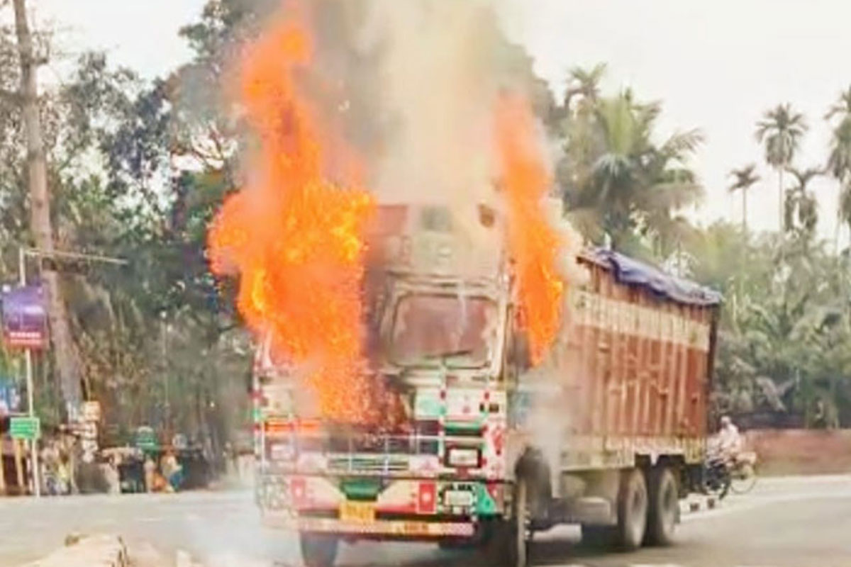 জলপাইগুড়ির রাস্তায় চলন্ত গাড়িতে আগুন