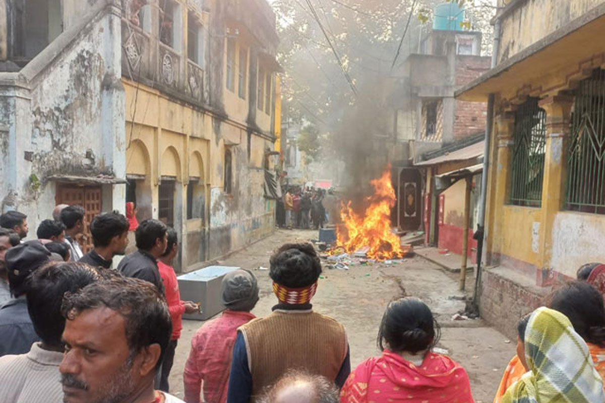 মালদহে কাকার মেয়েকে খুন, স্থানীয়দের বিক্ষোভ, বাড়ি ভাঙচুর ও আগুন