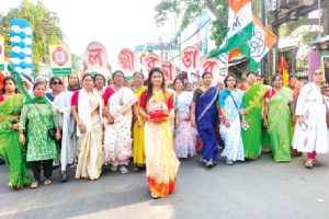 মমতার সভায় আসা লক্ষ্মীর ভান্ডার প্রাপকদের গুড় ও আমপোড়ার সরবত