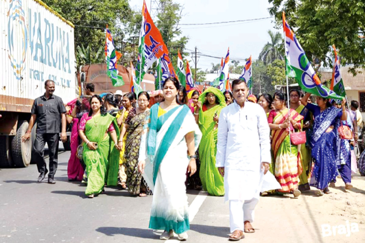 প্রার্থীর হয়ে তীব্র গরমেও ‘লক্ষ্মী’দের অভিনব ভোট প্রচার বর্ধমানের কালনায়