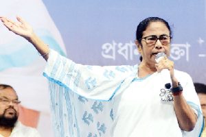 ‘বাংলাকে টাইট দিতেই এত বাহিনী’ কমিশনকে তোপ মমতার