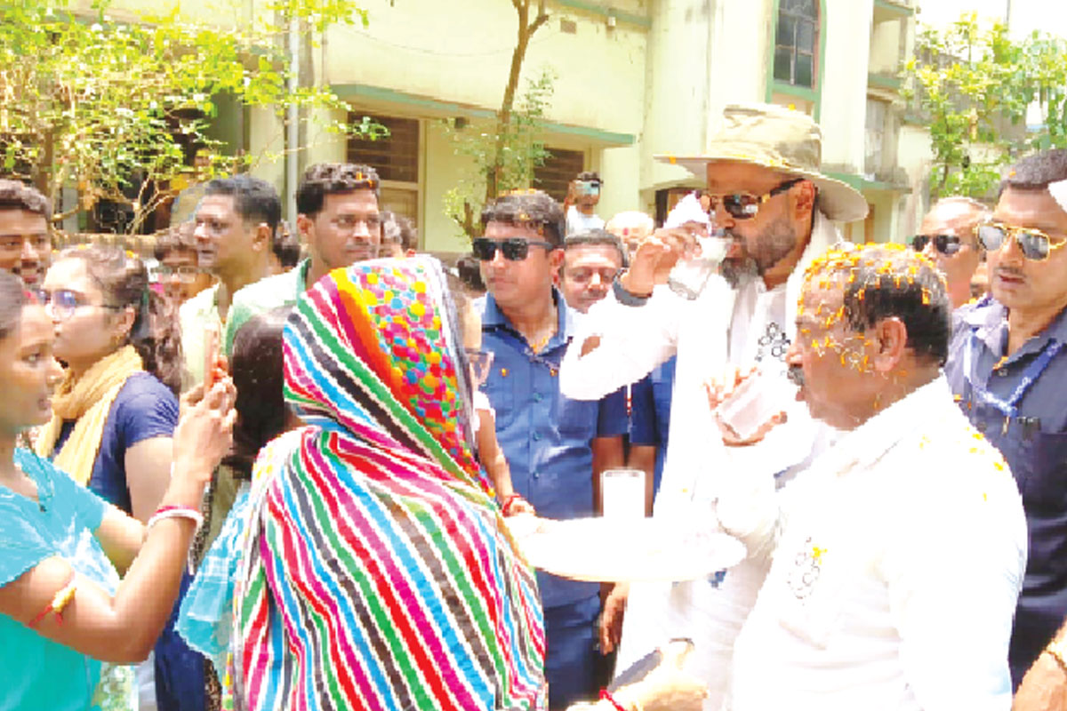 কান্দিতে পায়ে হেঁটে, হুড খোলা গাড়িতে ইউসুফ পাঠানের প্রচার