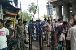 চলন্ত ট্রেনে বাজারের ব্যাগে শিশুর কান্না, ‘ছেলেধরা’ সন্দেহে বিরাটি স্টেশনে বিক্ষোভ