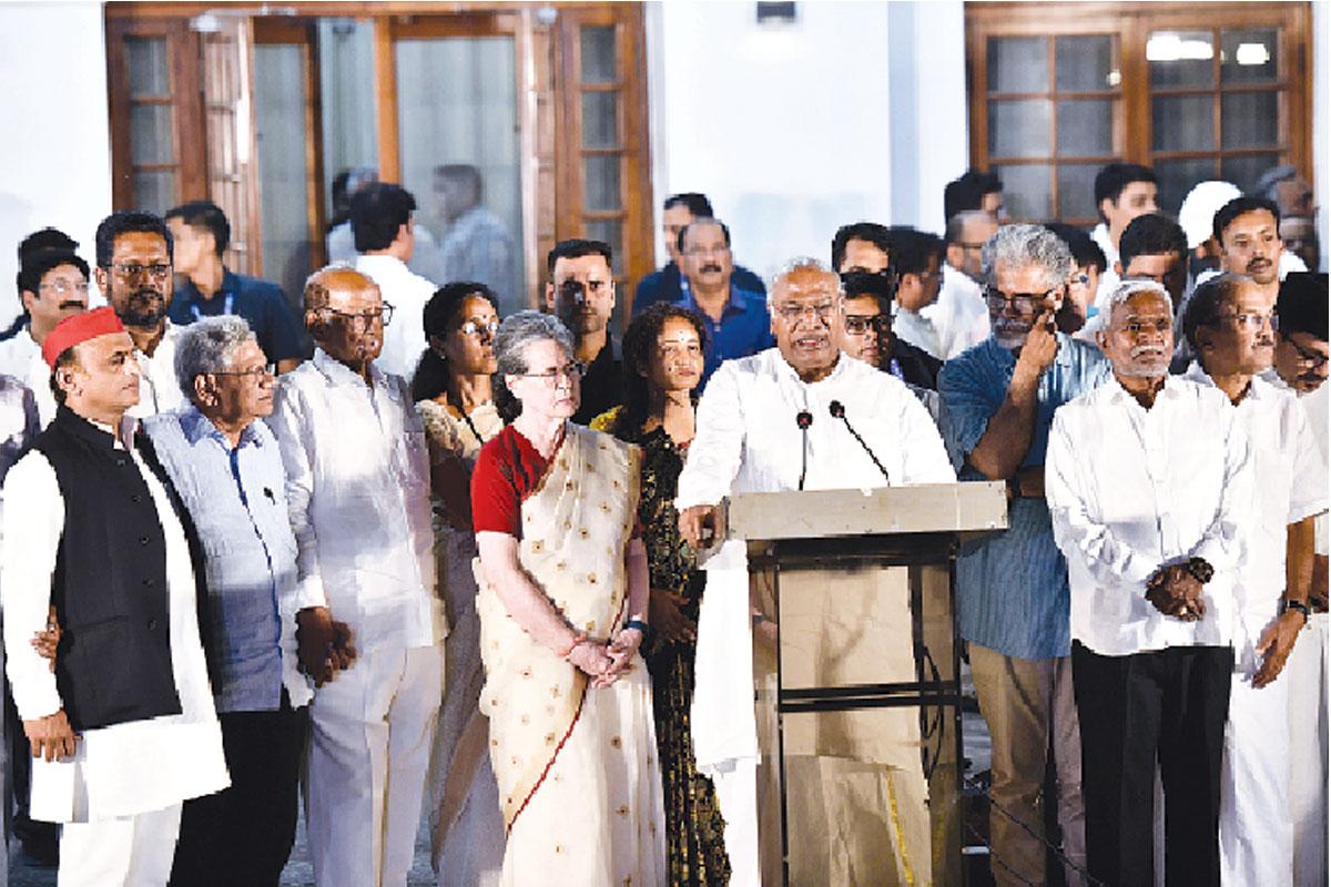 কেন্দ্রে সরকার গড়ার তৎপরতা দুই শিবিরে