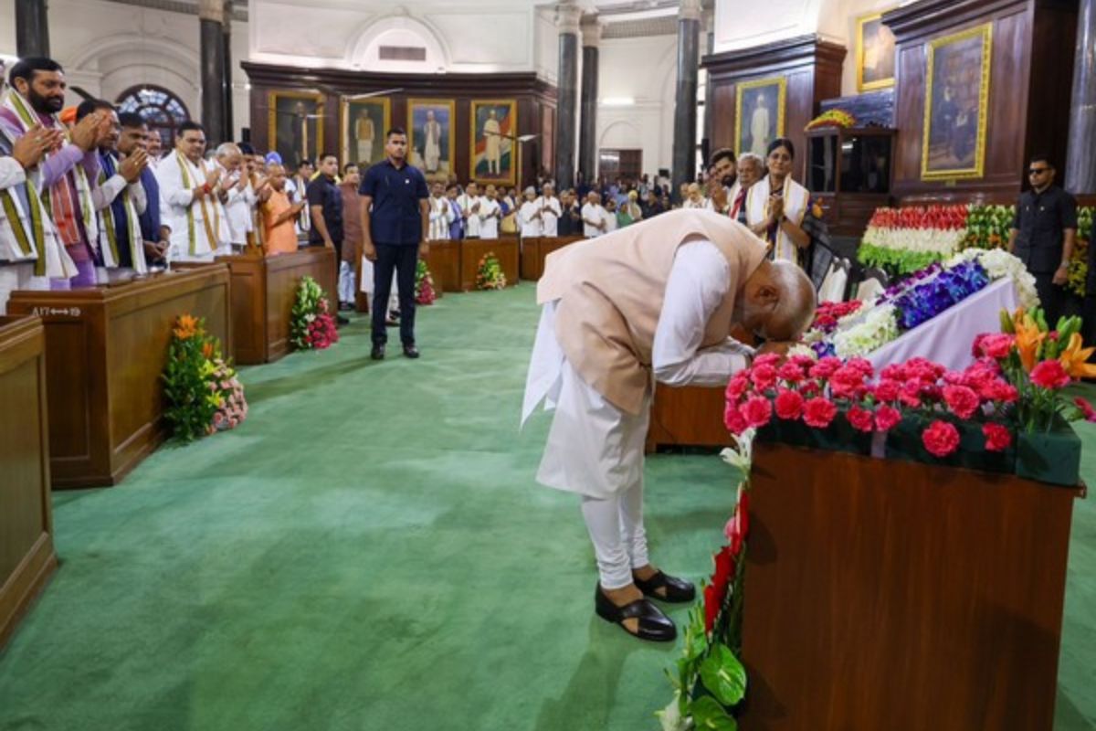 জোট নির্ভর তৃতীয় মোদী সরকার মমতার মতোই জনকল্যাণমুখী প্রকল্পের দিকে ঝুঁকতে চলেছে, ইঙ্গিত সংসদীয় বৈঠকে