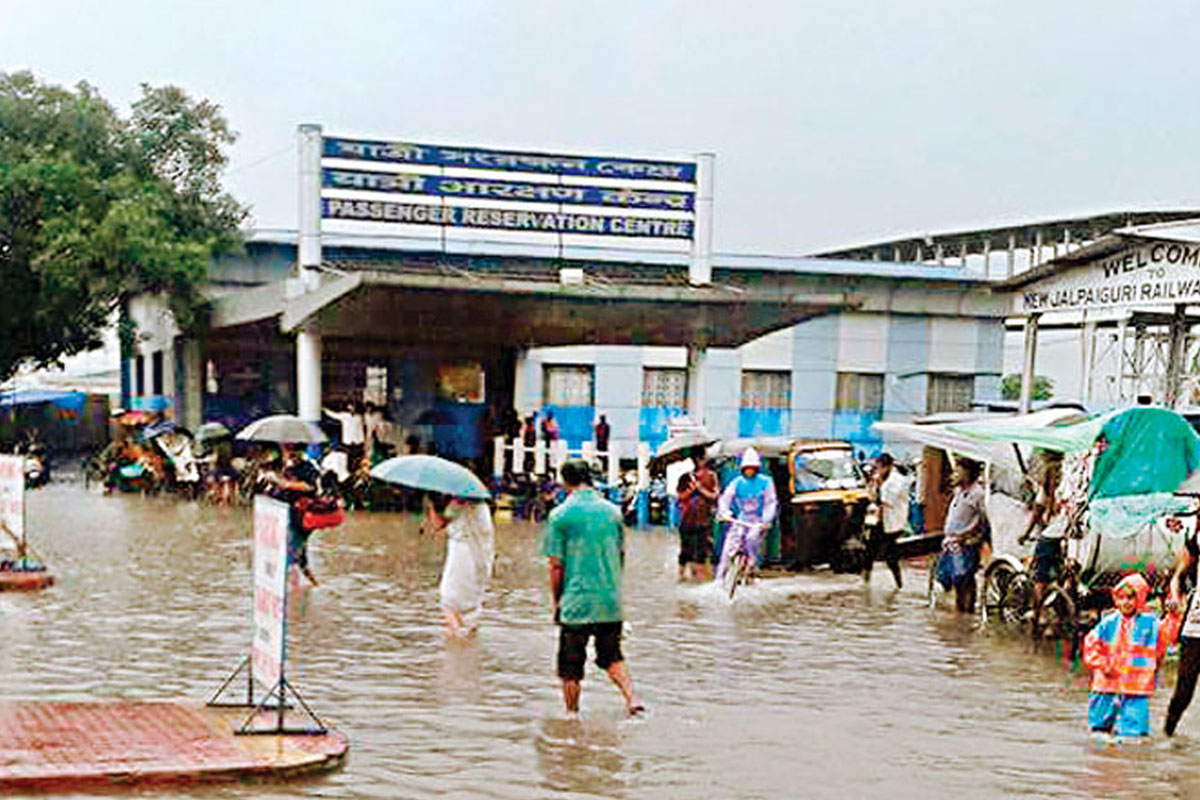 জল থৈ থৈ, ভোগান্তির মুখে যাত্রীরা