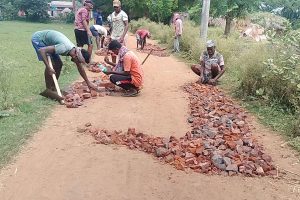 বর্ধমানের রায়নায় গ্রামবাসীরা একজোট হয়ে বেহাল রাস্তা সংস্কার ও পরিচ্ছন্নতায় নামলেন