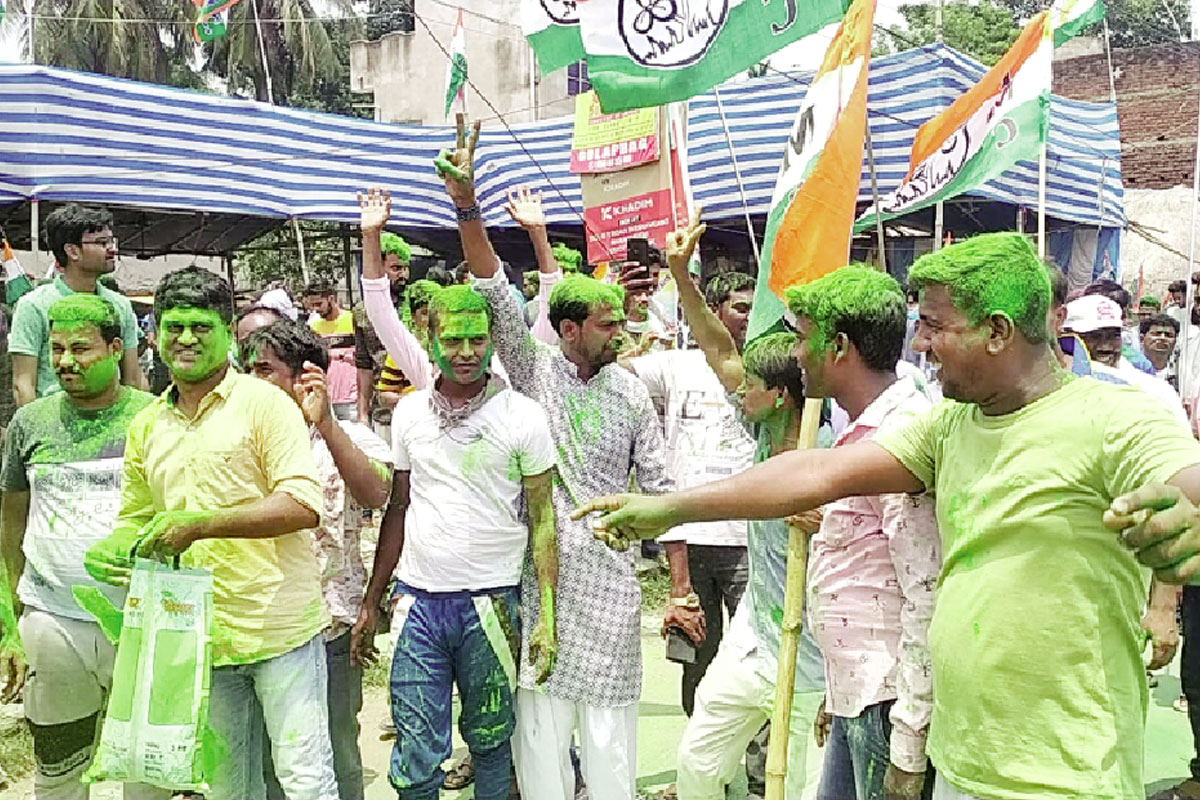 গণনার পরদিনও বাজি ফাটিয়ে সবুজ আবির খেলা গ্রাম শহরে