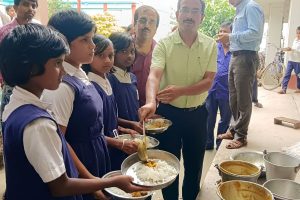 স্কুলের অনুষ্ঠানে  মিডডে মিলের খাবার পরিবেশন  ডেপুটি ডিরেক্টরের 