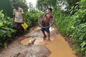 প্রতিশ্রুতিই সার কাঁধে সাইকেল নিয়ে রাস্তা পারাপার ছাত্র-ছাত্রীদের