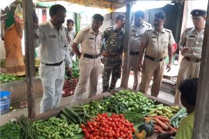 মমতার নির্দেশের পরদিনই রাজ্যের বিভিন্ন বাজারে অভিযান, কিছুটা নিয়ন্ত্রণে সবজির দাম