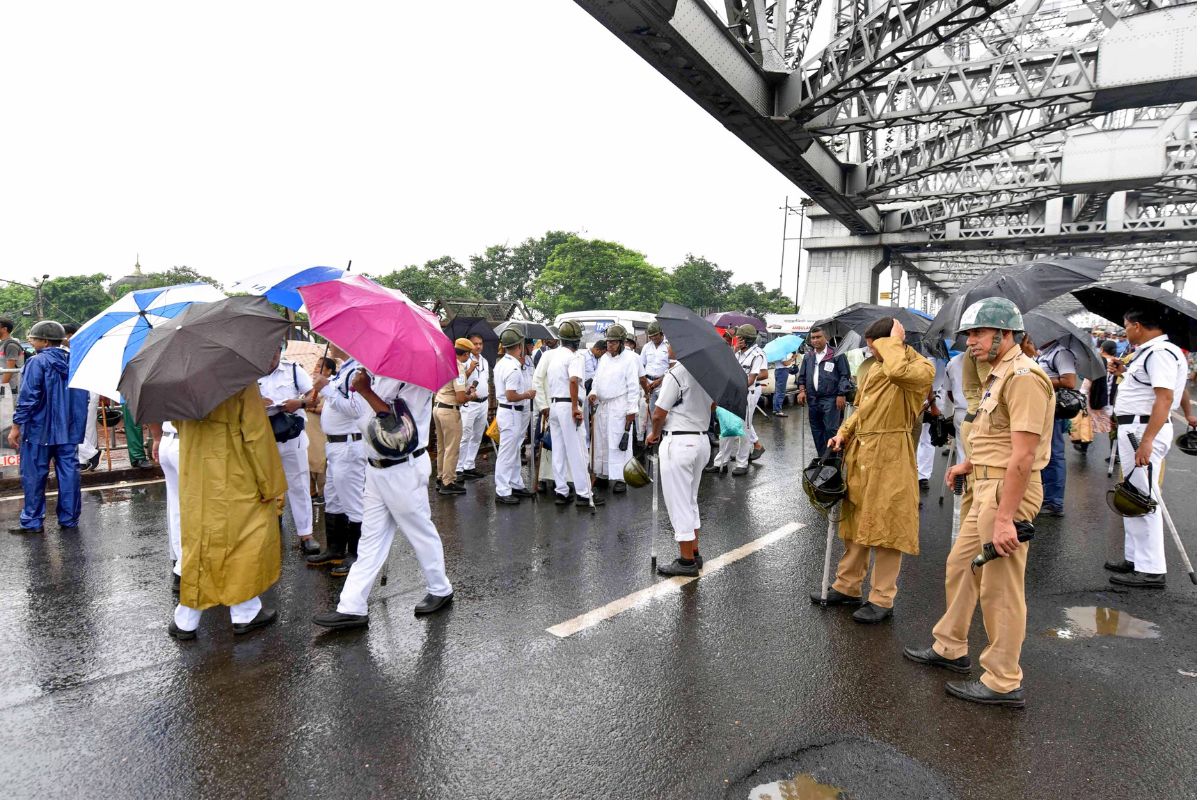 নবান্ন অভিযান : বিপর্যস্ত যান-চলাচল, ভোগান্তিতে সাধারণ মানুষ