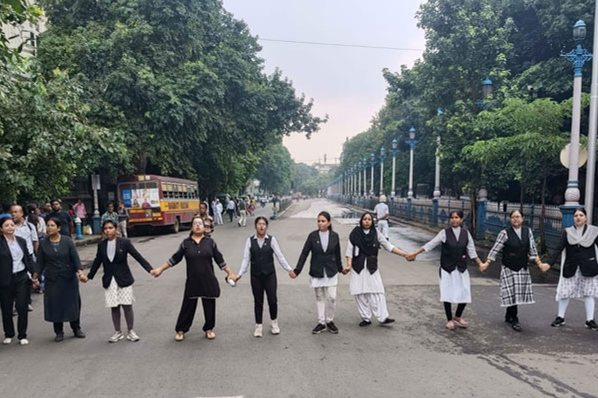 আরজিকর কাণ্ডের প্রতিবাদে পথে নামলেন আইনজীবীরা