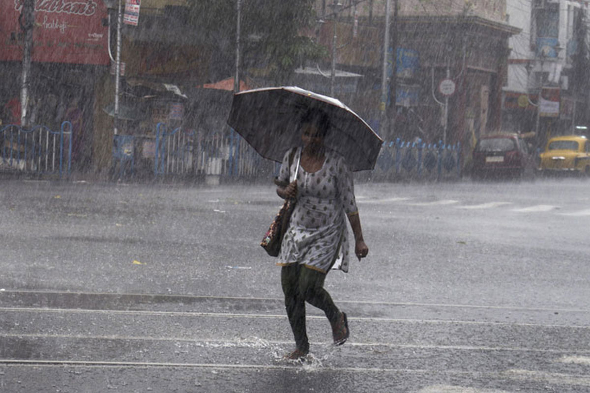 নিম্নচাপ সরছে ঝাড়খণ্ডে, কলকাতা সহ দক্ষিণবঙ্গে হালকা বৃষ্টির সম্ভাবনা