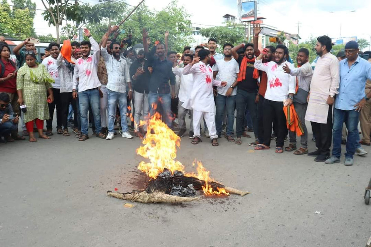 শিলিগুড়িতে মমতার ছবি পোড়ানোর চেষ্টা এবিভিপির, ছিনিয়ে দৌড় পুলিশকর্মীর