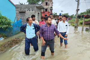 পূর্ব বর্ধমানে জলের তলায় একাধিক গ্রাম, ভাঙ্গল ঘরবাড়ি, ত্রাণ শিবিরে সরানো হল বন্যা দুর্গতদের