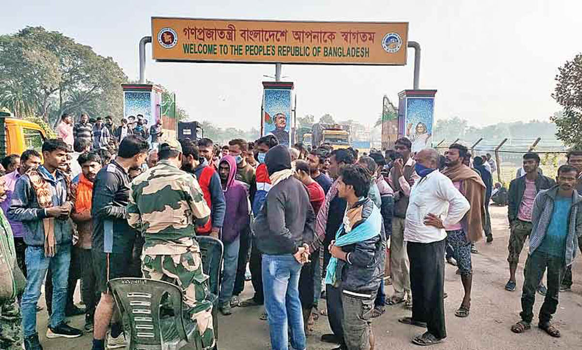 বাংলাদেশে নিগৃহীত ভারতীয় চালক, ভারত-বাংলাদেশ বৈদেশিক বাণিজ্য বন্ধ