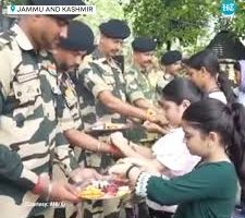 ছকভাঙা ছবি হিংসাদীর্ণ উপত্যকায়, কাশ্মীর সীমান্তে সেনা জওয়ানদের হাতে রাখি বাঁধলেন গ্রামের মেয়েরা