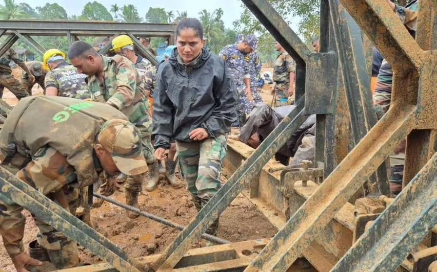 ধস-বিধ্বস্ত কেরলে সেতু নির্মাণে কুর্নিশ মেজর সীতাকে 