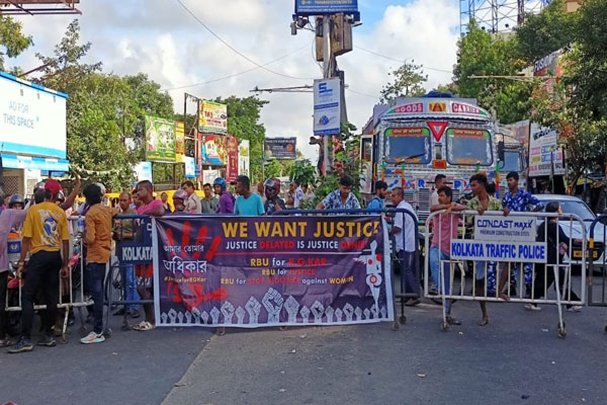 প্রতিবাদী ছাত্রদের ব্যারিকেডে বাইকের ধাক্কা সিভিকের