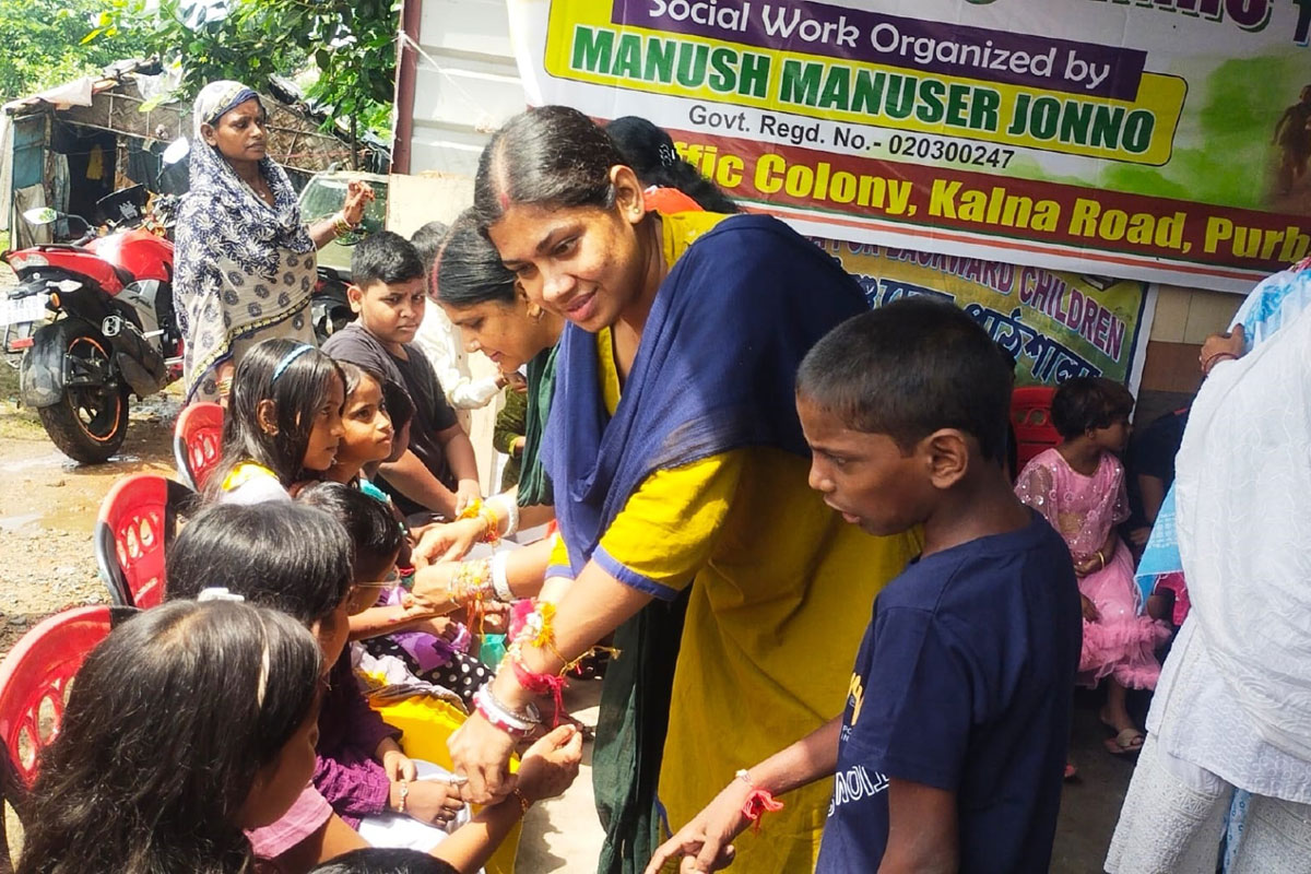 রাখী বন্ধনে পথশিশুদের আহারের ব্যবস্থা মহিলা পুলিশদের