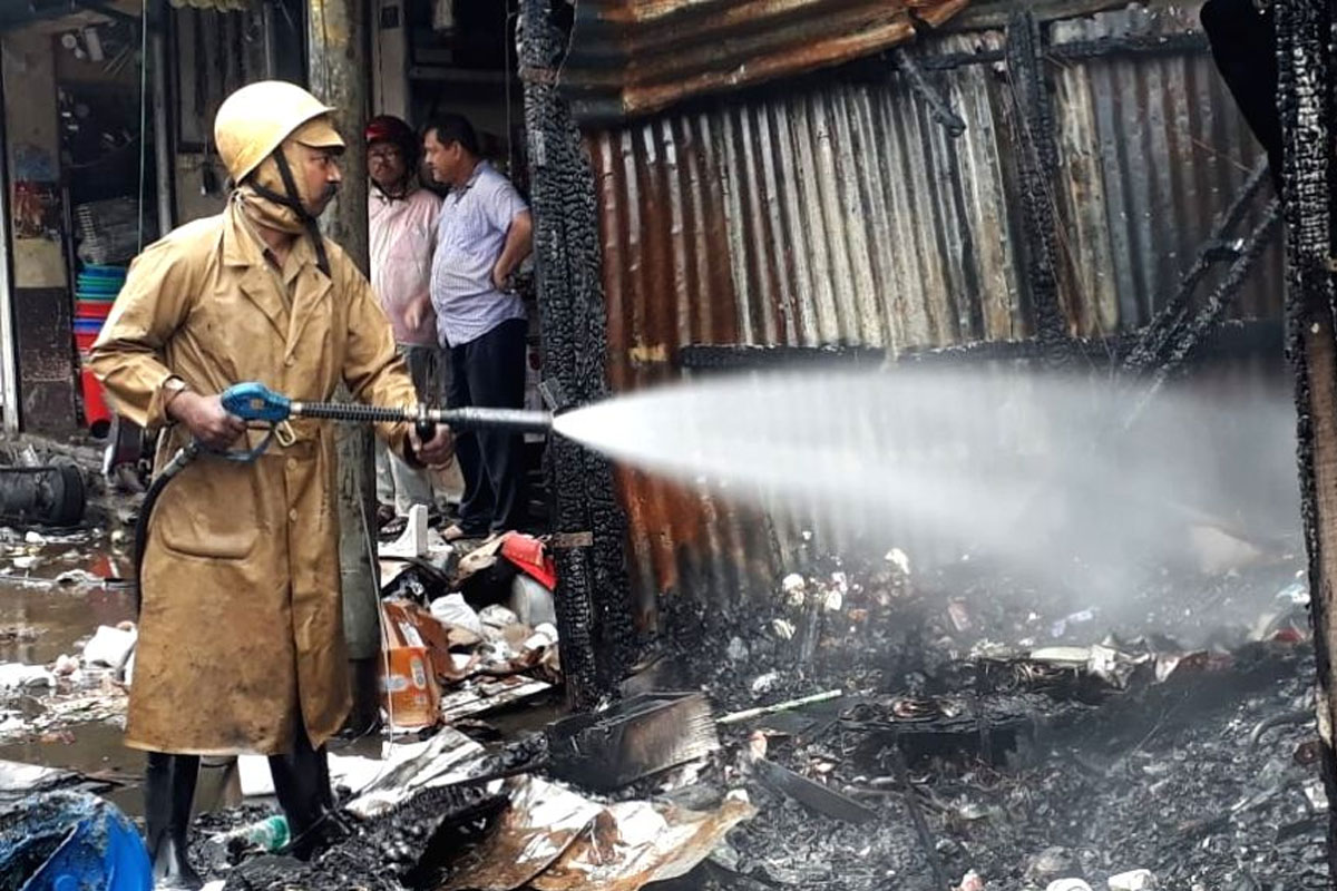 ভয়াবহ আগুনের মুখে শিলিগুড়ির বিধান মার্কেট, ব্যাপক ক্ষতির আশঙ্কা