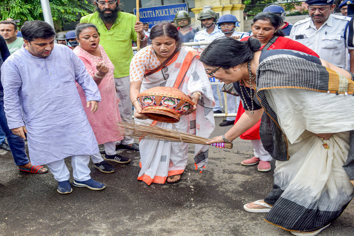 ঝাড়ু, গঙ্গাজল নিয়ে থানা শুদ্ধিকরণের অভিনব কর্মসূচি বিজেপির মহিলা মোর্চার