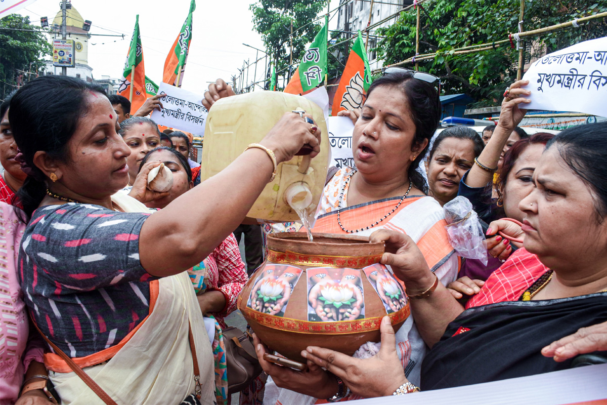 আরজি কর কাণ্ডের প্রতিবাদে ঝাড়ু-গঙ্গা জল নিয়ে থানা শুদ্ধিকরণ বিজেপির 