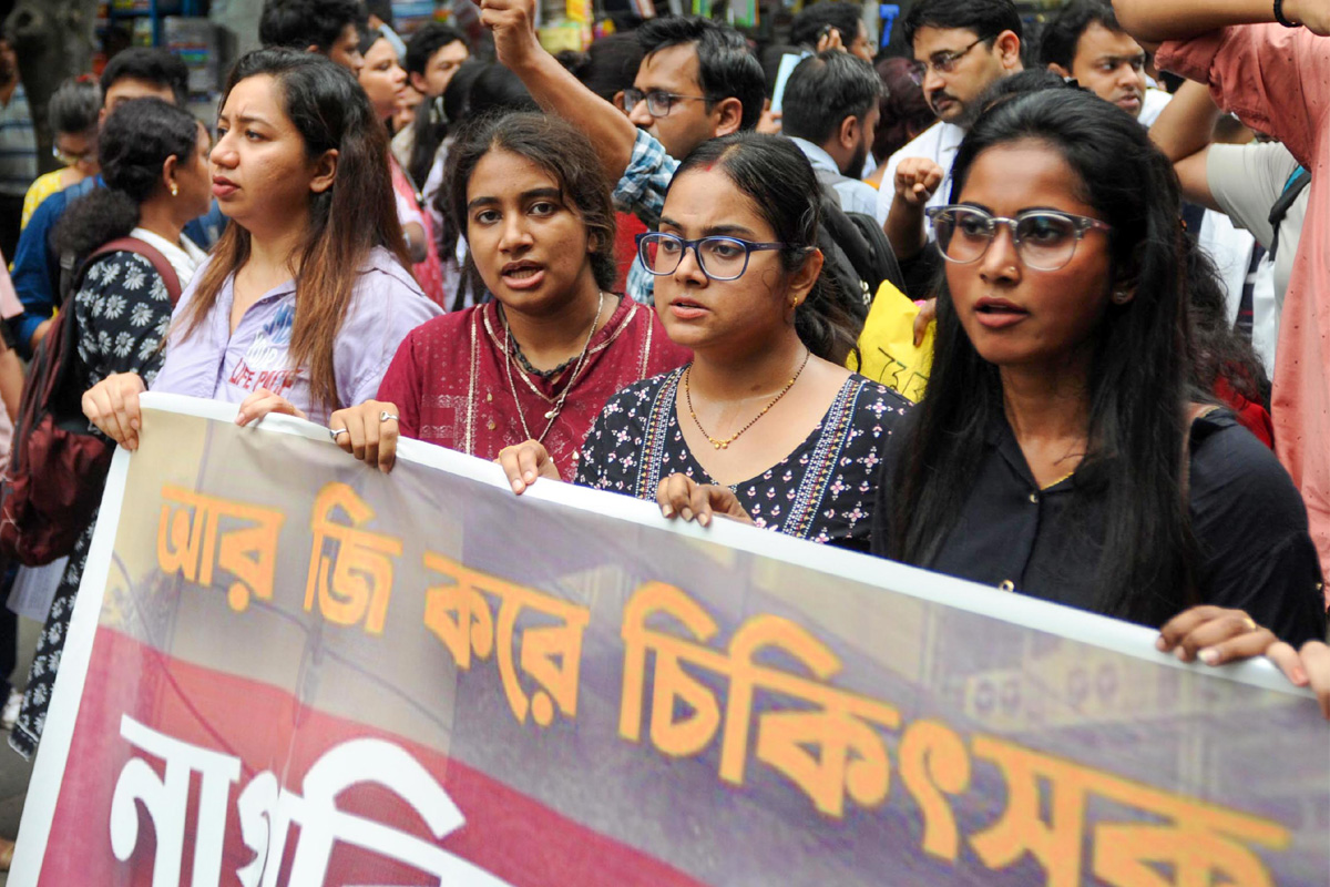 দুর্গাপুজোর সঙ্গেই বিচার আসবে, বার্তা আন্দোলনরত জুনিয়র ডাক্তারদের