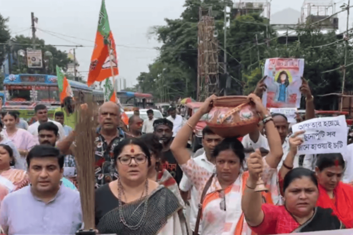 ঝাড়ু, গঙ্গাজল নিয়ে থানা শুদ্ধিকরণের অভিনব কর্মসূচি বিজেপির মহিলা মোর্চার