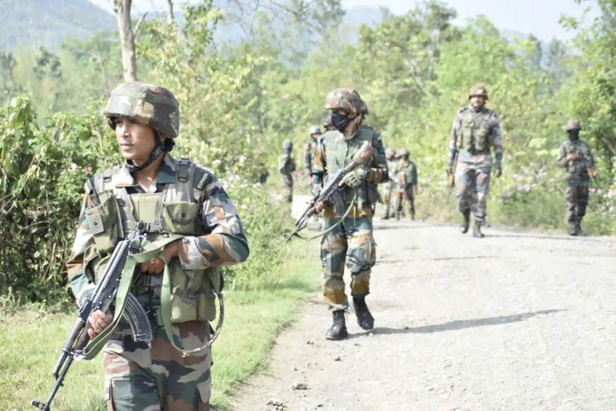 ৩ দিনের অভিযানে মণিপুর থেকে উদ্ধার বিপুল পরিমাণ আগ্নেয়াস্ত্র ও বিস্ফোরক 