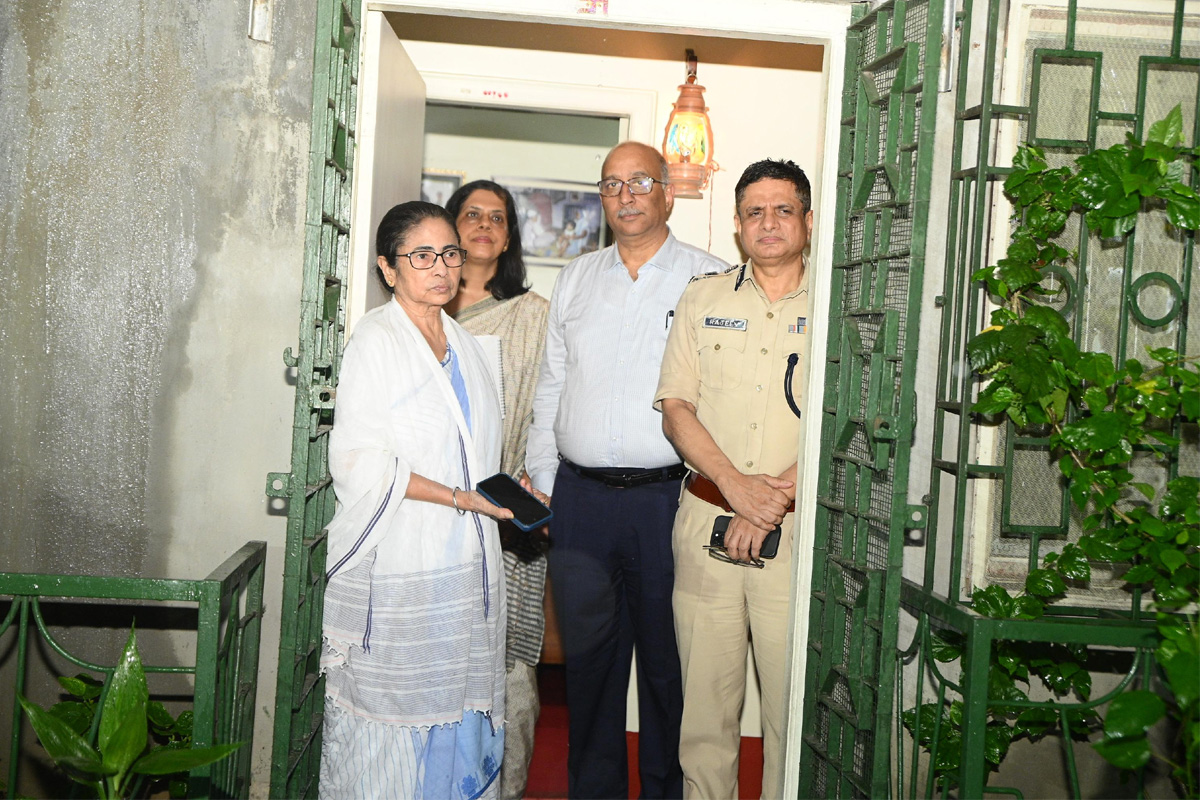 ১ ঘণ্টা পার, কালীঘাটের বাড়িতে জুনিয়র ডাক্তারদের অপেক্ষায় মুখ্যমন্ত্রী