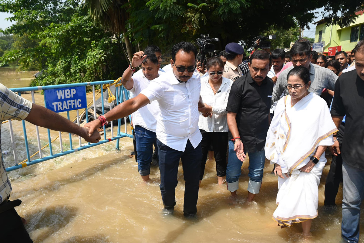 ডিভিসির সঙ্গে সম্পর্ক ছিন্ন করব, বন্যা ইস্যুতে হুঁশিয়ারি মমতার